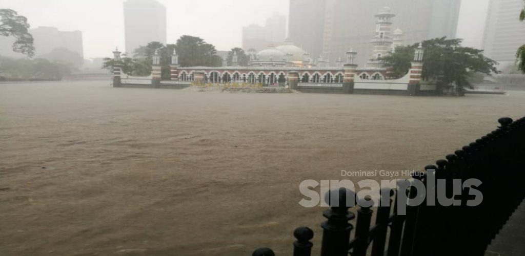 5 kawasan terjejas teruk banjir kilat, kedai mamak tenggelam tapi pelanggan tetap setia nikmati hidangan