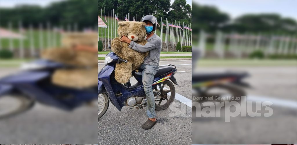 Lelaki bermotosikal bawa teddy bear undang sebak, warganet murah hati ingin sumbang alat mainan