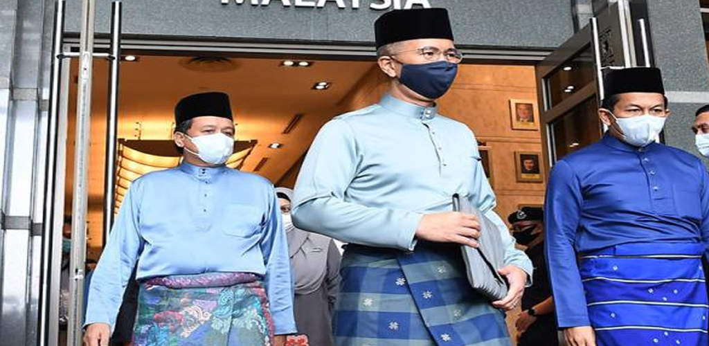 Samping dari penjara, songkok dari Terengganu, beg dari bahan kitar semula; Menteri Kewangan, Tengku Zafrul dedah OOTD di Dewan Rakyat