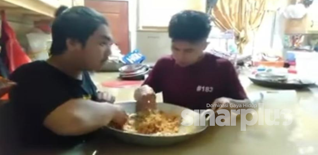 [VIDEO] Banjir naik ke paras dada, dua lelaki terpaksa makan dalam kuali