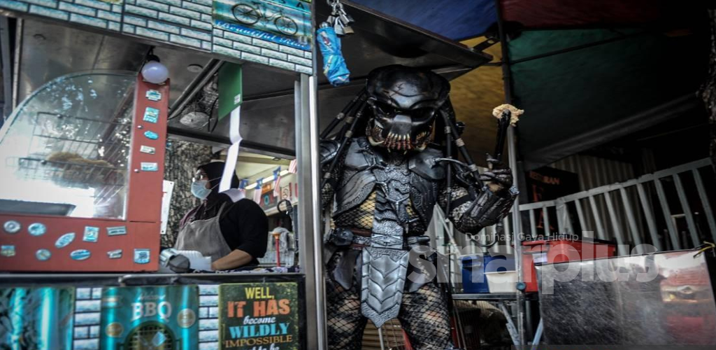 Penjual ayam gunting labur RM10,000 buat kostum Predator tarik pelanggan