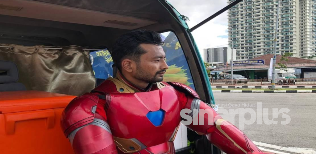 Hilang kerja, 3 anak muda sarung kostum Iron Man cari rezeki