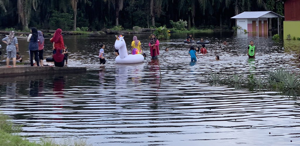 Banjir jadi 'theme park', siap bawa unicorn, tapi hati-hati ya