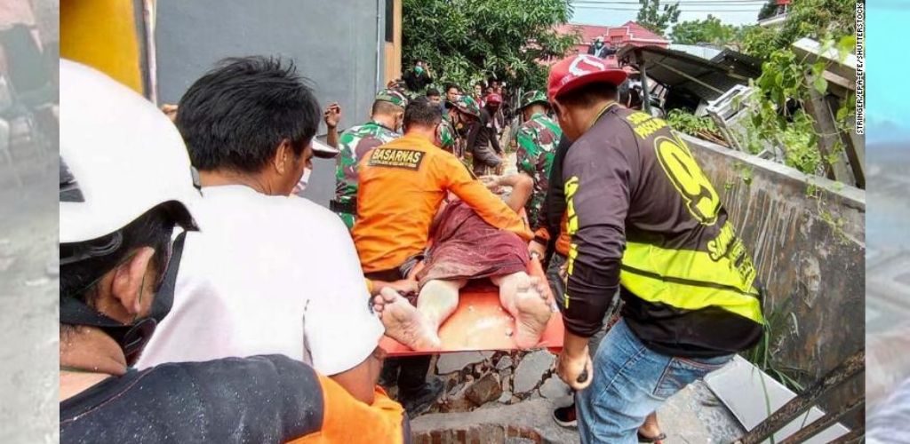 Tular mayat mangsa gempa di Sulawesi Barat dibalut dengan daun pisang