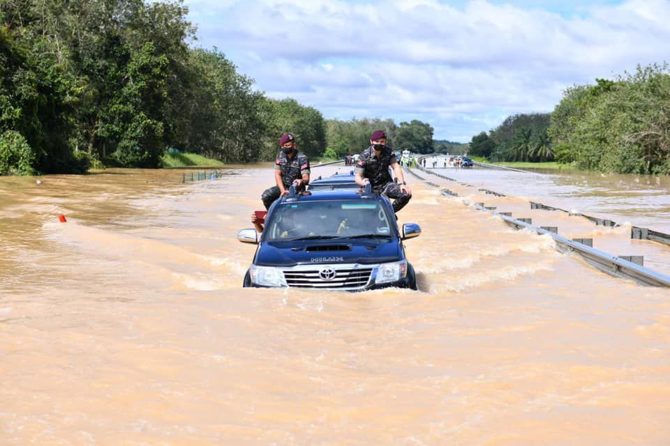 Agong mencemar duli melawat mangsa banjir, berharap rakyat dapat patuh SOP