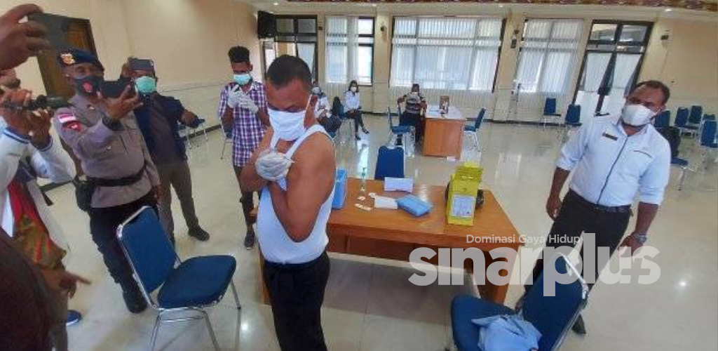 Dr Aaron suntik diri sendiri vaksin Covid-19, bukti kepada masyarakat ia selamat