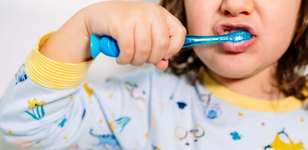 Risiko tersekat di kerongkong, awas biarkan kanak-kanak memberus gigi!