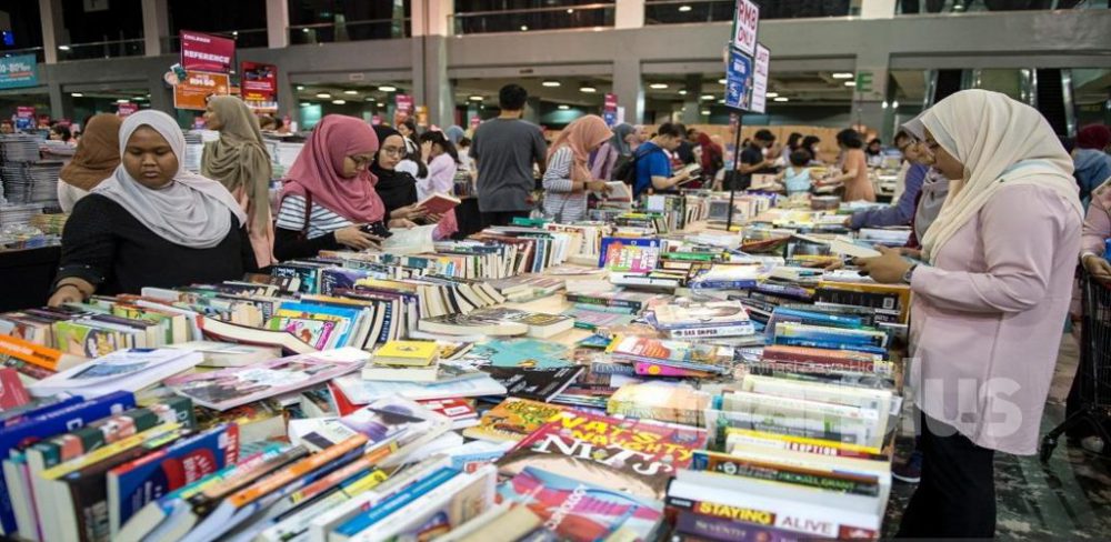 PERPUSTAKAAN bergerak sangat populat di Taiwan. Kini, budaya positif tersebut diperkenalkan di Malaysia kepada orang ramai.