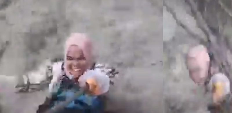 [VIDEO]Demi 'content' nyawa jadi taruhan! Wanita dihanyut ombak minta selamatkan kamera