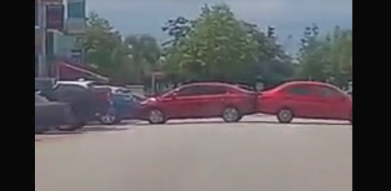 DUA buah kereta berwarna merah namun berlainan jenis dilihat sama-sama mengundurkan (reverse) kenderaan sehingga berlakunya kemalangan kecil.