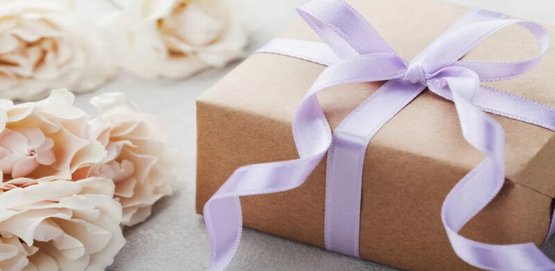 Pengantin wanita tak selesa, rakan suami beri barang 'tak senonoh' atas pelamin, 10 idea hadiah 'rare'