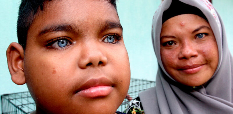 Anak lelaki bermata biru curi tumpuan, ibu cerita hal sebenar keunikan