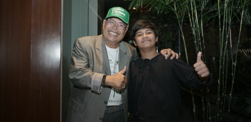 Datuk Ahmad Tamimi Siregar dan pelakon kanak-kanak popular Indonesia, Muzakki Ramdhan