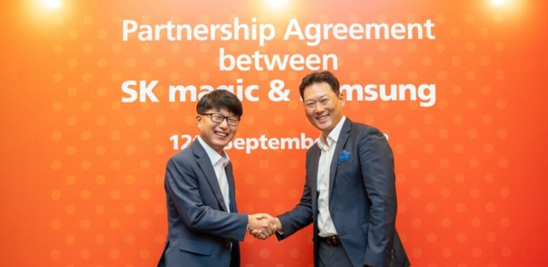  ANDY (kiri) dan Edward bersalaman selepas menandatangani Perjanjian Kerjasama SK magic Malaysia dan Samsung Malaysia Electronics baru-baru ini.