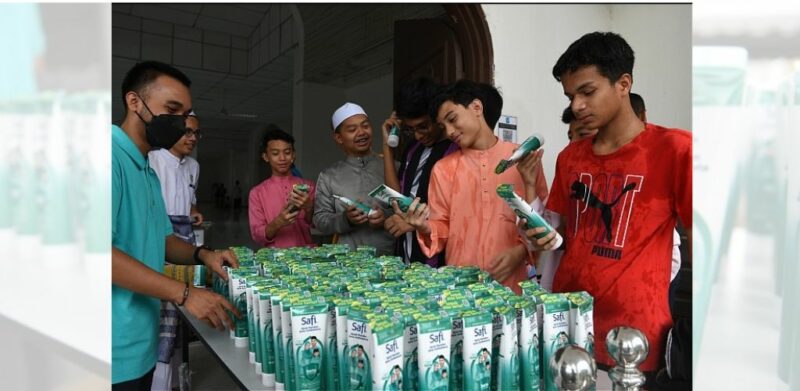 Produk Safi Sertu diagihkan kepada jemaah selepas selesai solat Jumaat di Masjid Darul Ehsan, Subang Jaya.