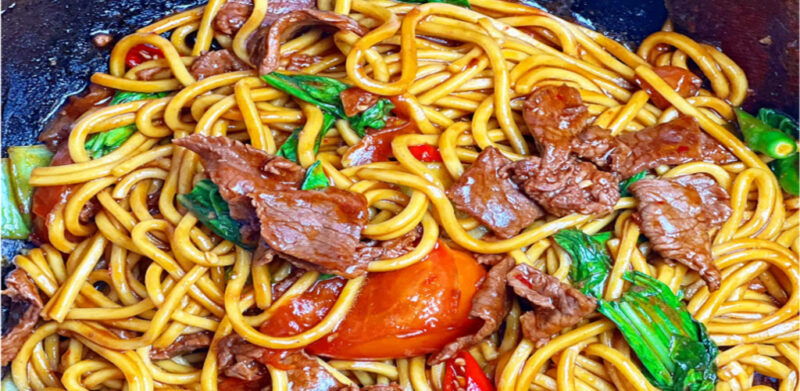 Campak-campak siap! Senang sungguh buat mi goreng daging meletop ni rugi tak cuba