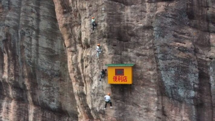 skynews-shiniuzhai-cliff-convenience-store_6350346