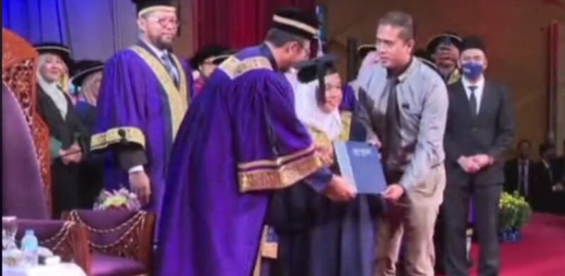 Selamat bergraduasi, Norfarrah Syahirah diiringi suami terima skrol Diploma Pentadbiran Awam, buktikan kekurangan bukan penghalang (1)