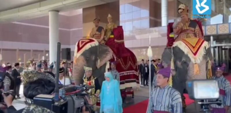 [20 FOTO] Lambaian Yang di-Pertuan Agong & Raja Permaisuri berangkat balik, Tunku Azizah menitis air mata, sempat beri isyarat tangan 'I love you’ (12)