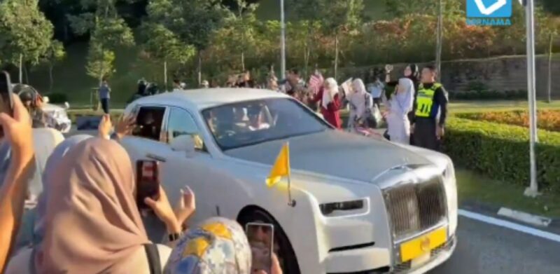 [20 FOTO] Lambaian Yang di-Pertuan Agong & Raja Permaisuri berangkat balik, Tunku Azizah menitis air mata, sempat beri isyarat tangan 'I love you’ (4)